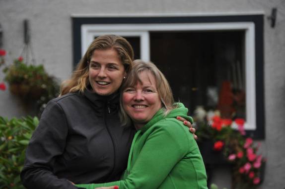 Calorosa despedida da Irmi no jardim de sua casa em Chilliwack, na British Columbia. oeste do Canadá